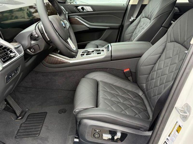 New 2026 BMW X7 xDrive40iImage 17