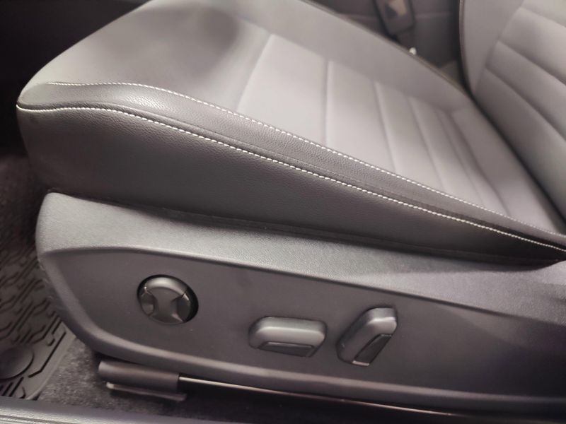 Used 2025 Volkswagen Jetta SE w/SunroofImage 13