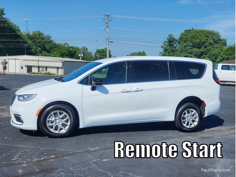 Used 2026 Chrysler Pacifica Select