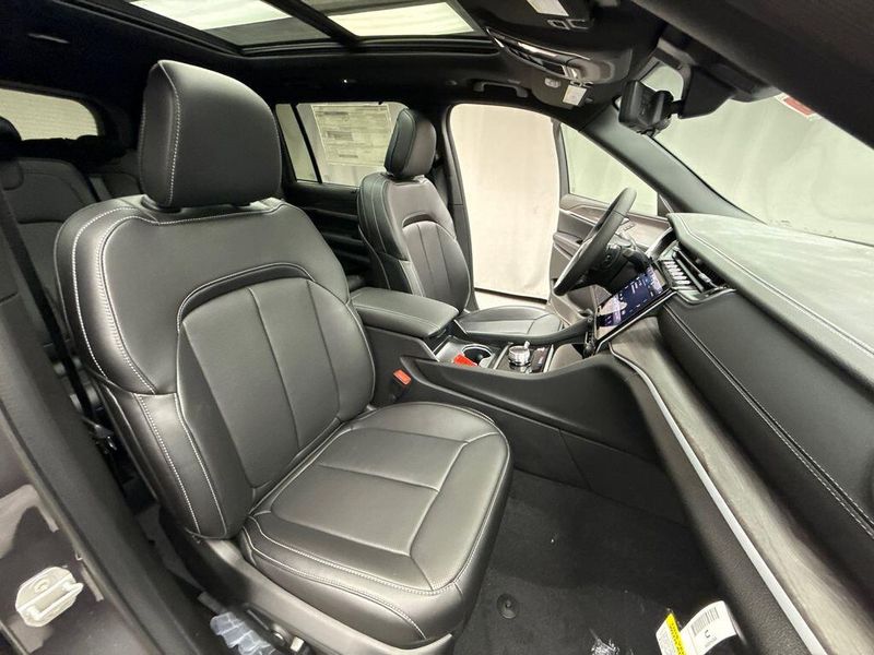 New 2025 Jeep Grand Cherokee L Limited 4x4Image 16