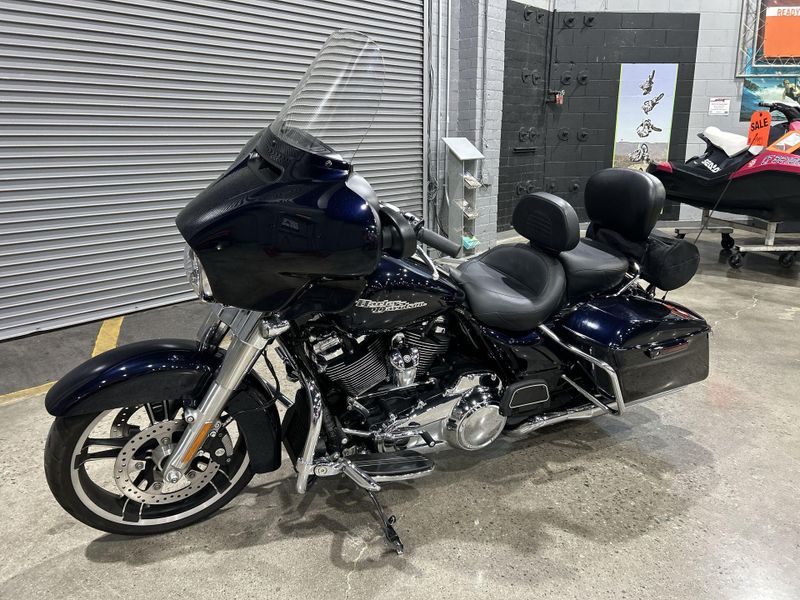 Used 2019 Harley-Davidson STREET GLIDE Image 18