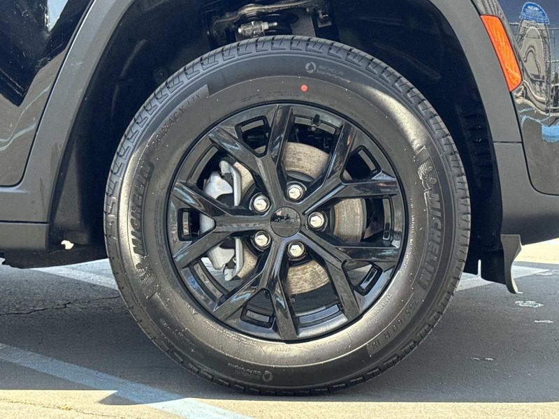 New 2026 Jeep Grand Cherokee Laredo Altitude 4x2