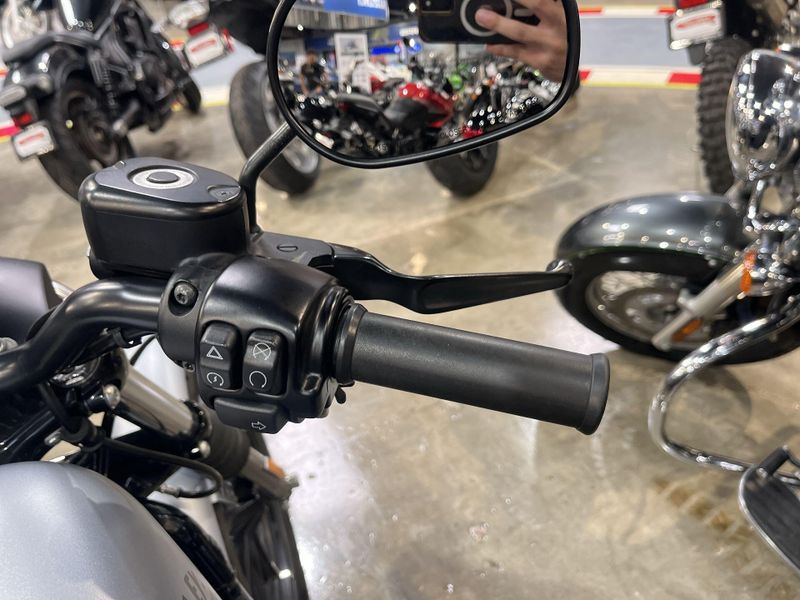Used 2020 Harley-Davidson SPORTSTER IRON 883 Image 16
