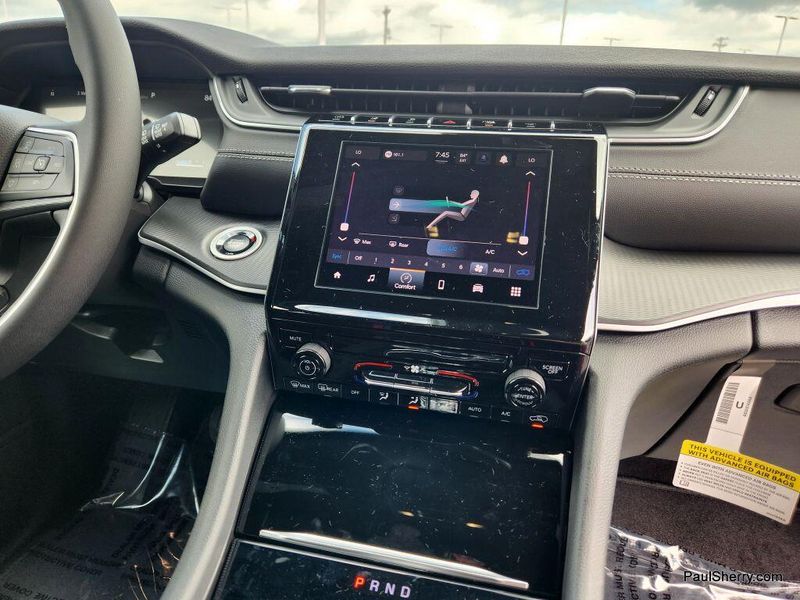New 2025 Jeep Grand Cherokee Laredo 4x2Image 35