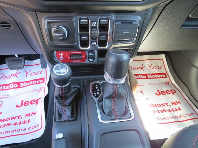 2023 Jeep Gladiator Rubicon 4x4 4dr Crew Cab 5.0 ft. SBImage 22