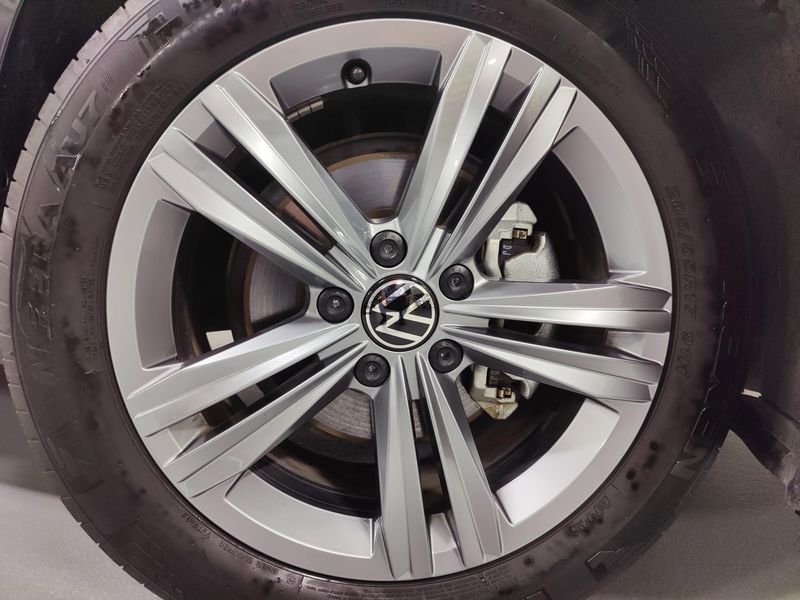 Used 2024 Volkswagen Jetta SE w/SunroofImage 16