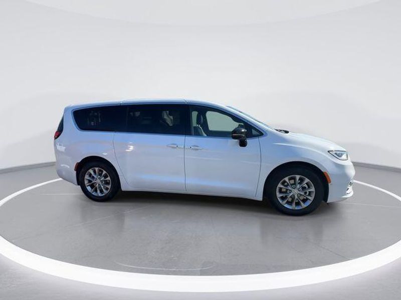 New 2026 Chrysler Pacifica LimitedImage 9