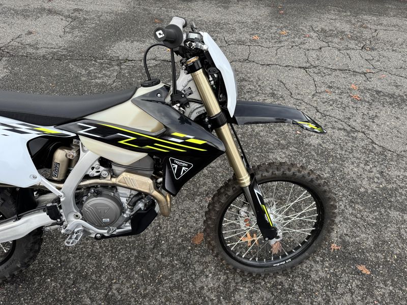 2026 Triumph TF250E - JET BLACK - PURE WHITE 