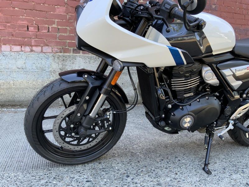 2026 Triumph THRUXTON 400