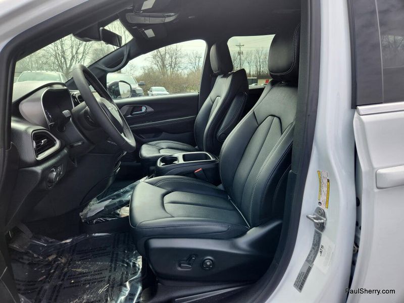 New 2026 Chrysler Voyager Lx