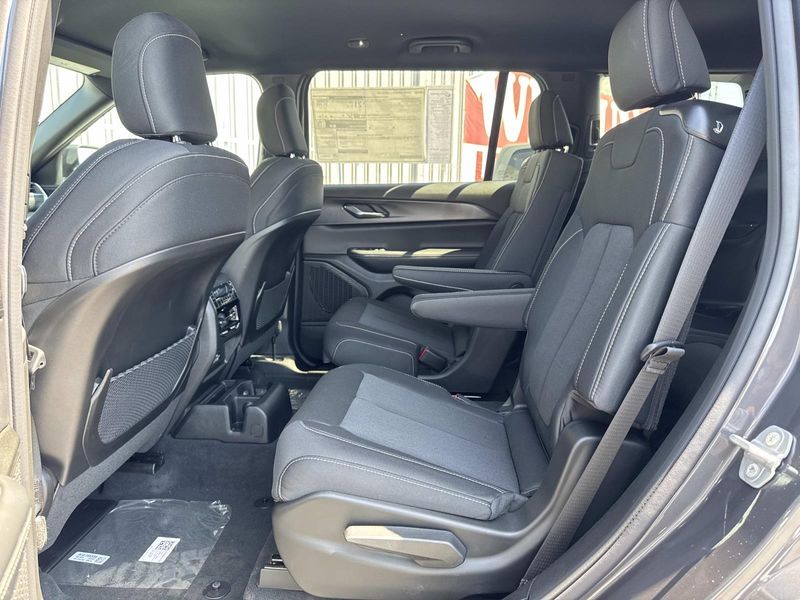 New 2026 Jeep Grand Cherokee L Laredo 4x2