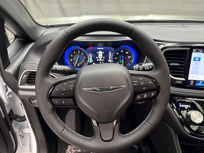 New 2026 Chrysler Pacifica Limited AwdImage 10