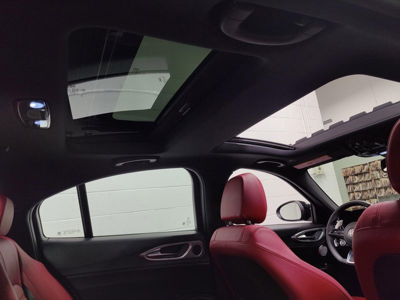 2024 Alfa Romeo Giulia Veloce Premium Q4 AWD w/Sunroof/NavImage 6