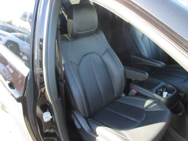 Used 2025 Chrysler Pacifica SelectImage 24