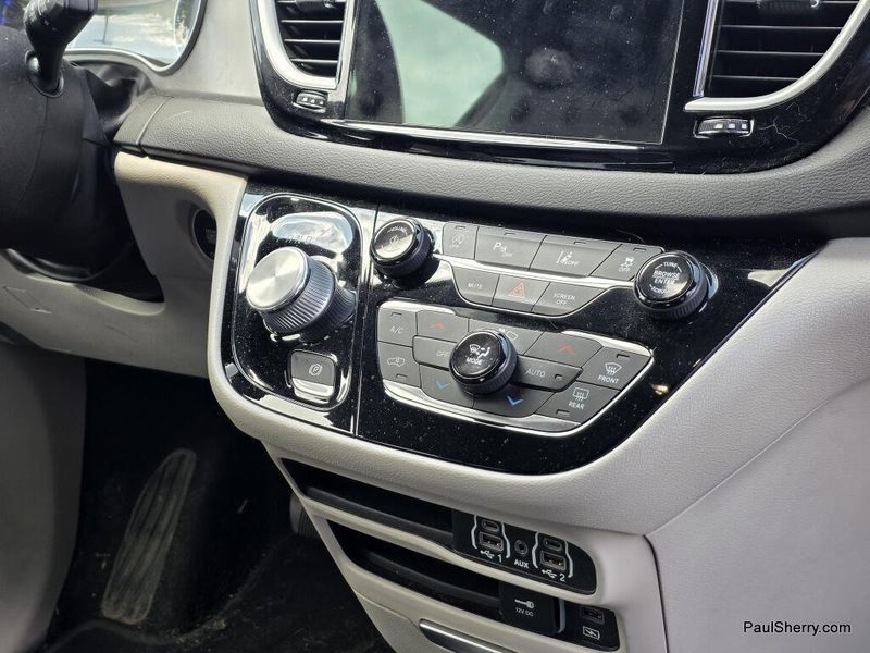 Used 2022 Chrysler Pacifica Touring L