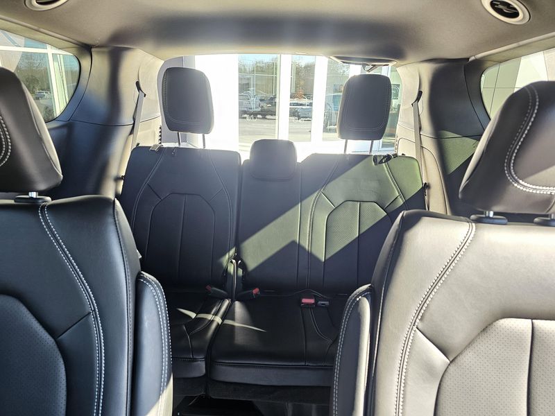 New 2026 Chrysler Pacifica Select AwdImage 9