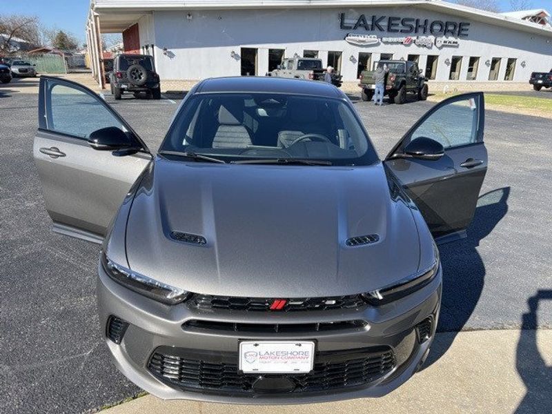 2024 Dodge Hornet R/T Eawd in a Gray Cray exterior color and Blackinterior. Lakeshore CDJR Seaford 302-213-6058 lakeshorecdjr.com 