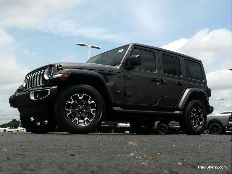 New 2025 Jeep Wrangler 4-door SaharaImage 17