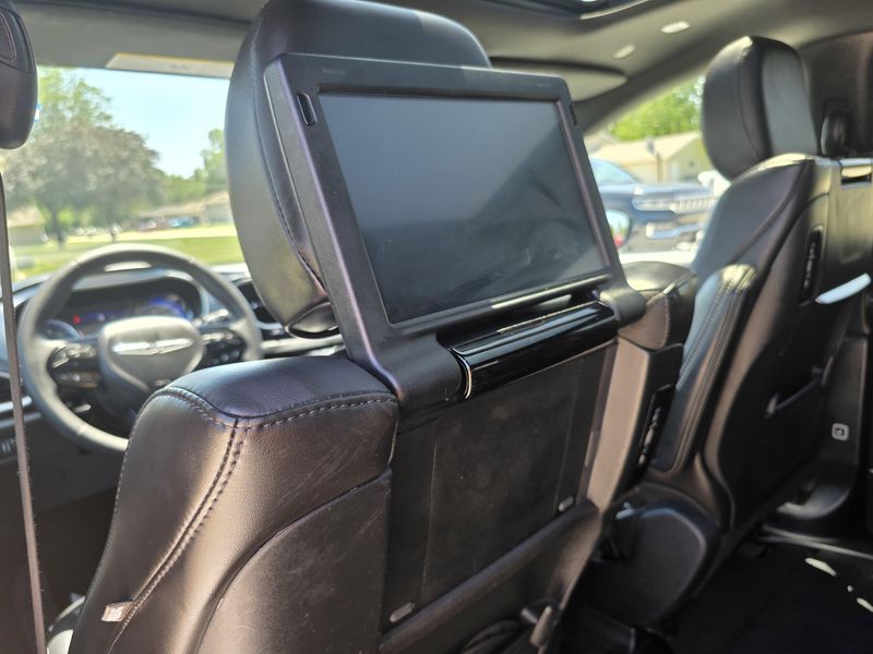 Used 2023 Chrysler Pacifica Touring LImage 12