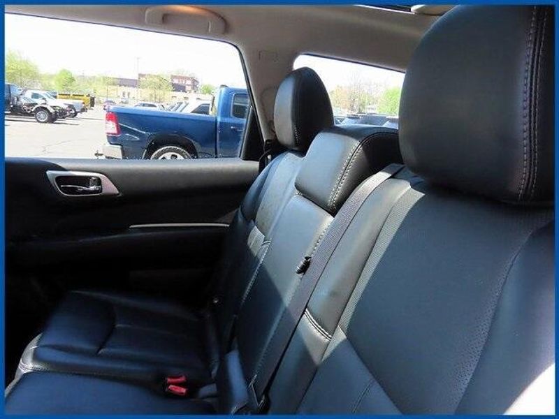 2017 Nissan Pathfinder PlatinumImage 10