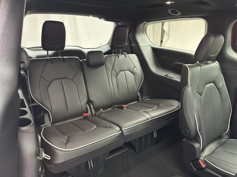 New 2027 Chrysler Pacifica Limited AwdImage 22