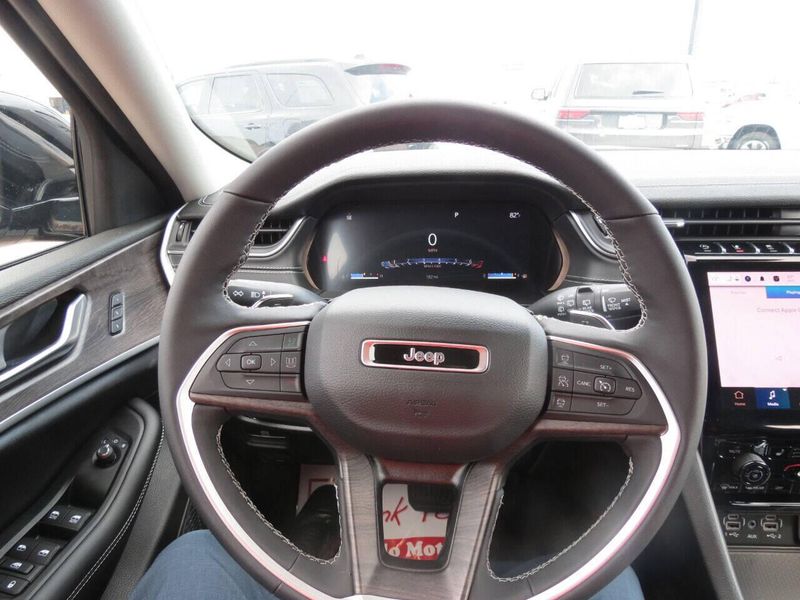 New 2023 Jeep Grand Cherokee L Limited 4x4 4dr SUVImage 12