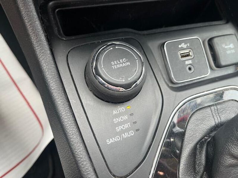 Used 2021 Jeep Cherokee Image 18