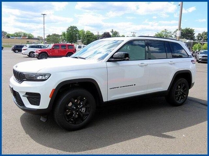 New 2025 Jeep Grand Cherokee Altitude XImage 1