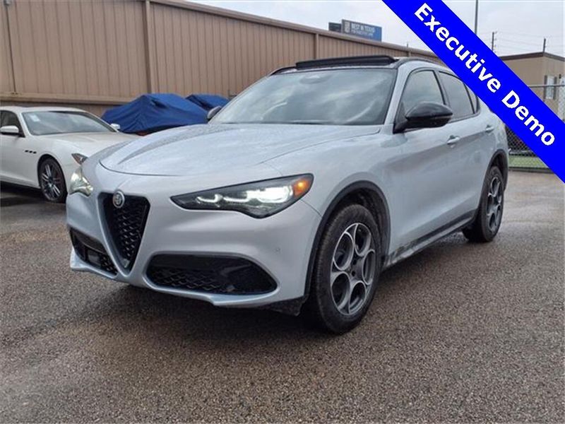 2025 Alfa Romeo Stelvio AWDImage 2