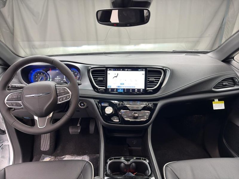 New 2026 Chrysler Pacifica Limited AwdImage 7