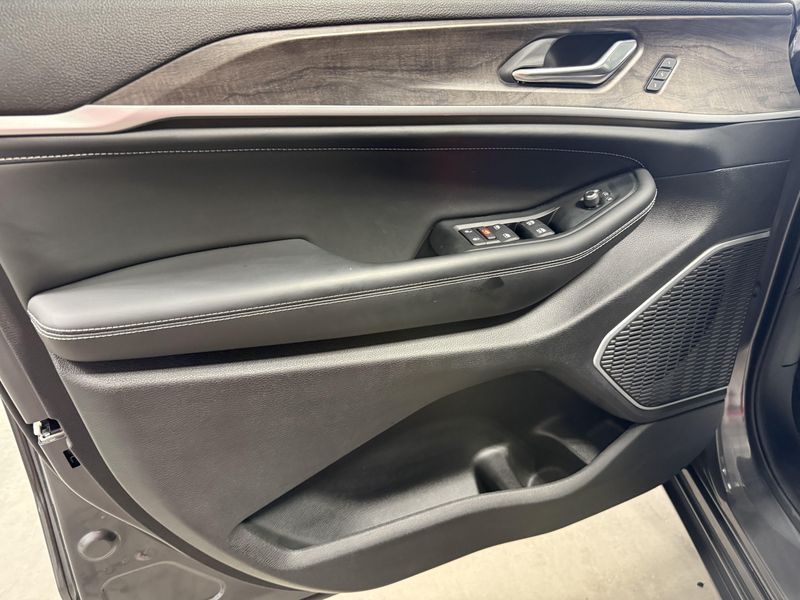Used 2026 Jeep Grand Cherokee L Limited ReserveImage 18