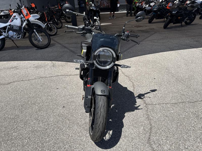 Used 2024 Husqvarna SVARTPILEN 401 Image 11