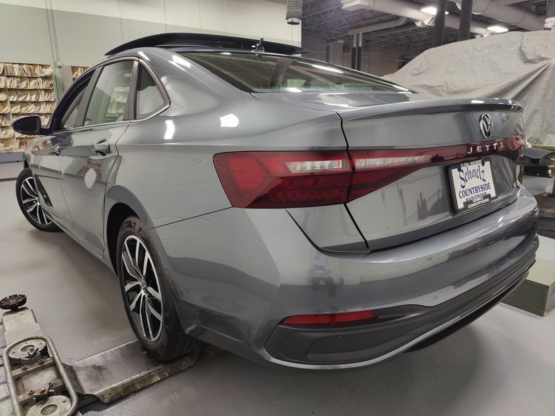 Used 2025 Volkswagen Jetta SE w/SunroofImage 11