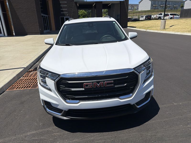 Used 2022 GMC Terrain SLEImage 3