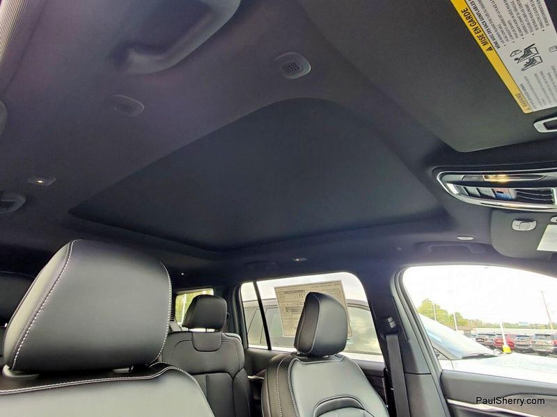2025 Jeep Grand Cherokee Limited photo 3