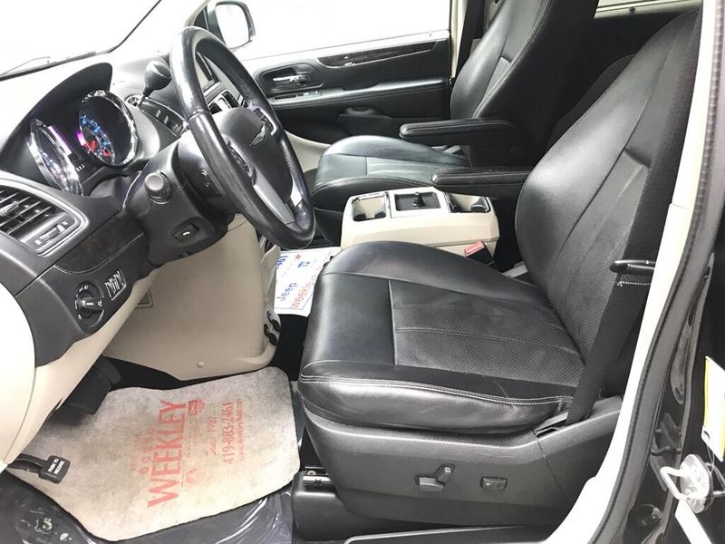 Used 2013 Chrysler Town & Country Touring-LImage 9