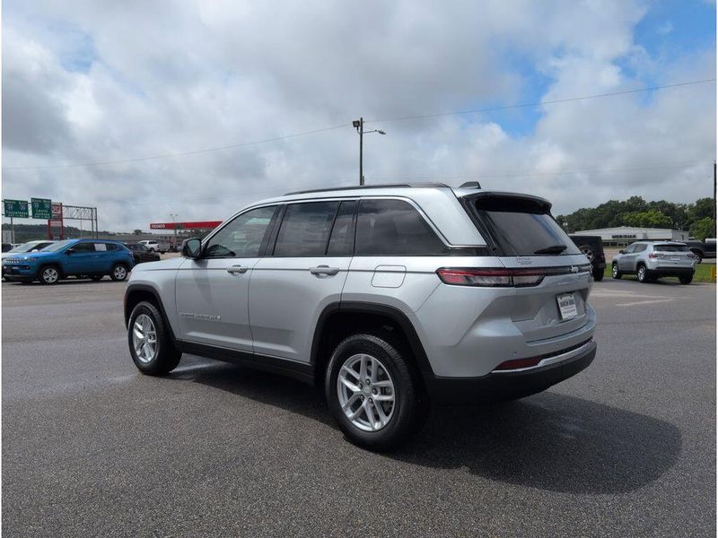 New 2025 Jeep Grand Cherokee Laredo X 4x2Image 3