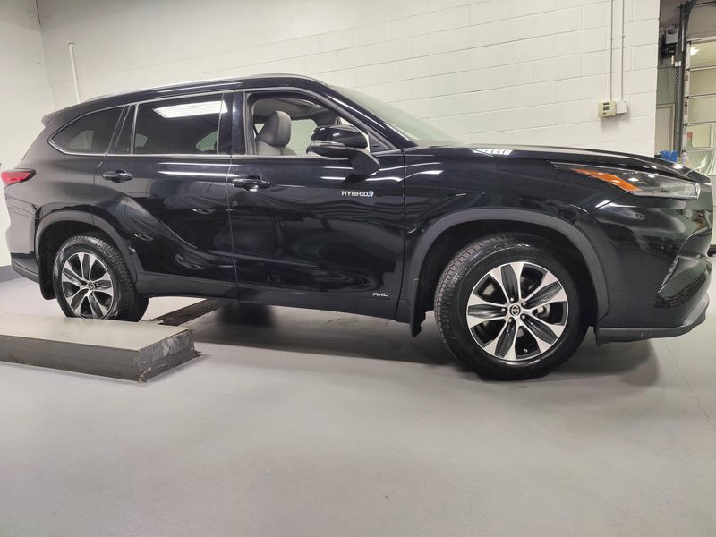 2021 Toyota Highlander Hybrid XLE AWD w/Sunroof/NavImage 3
