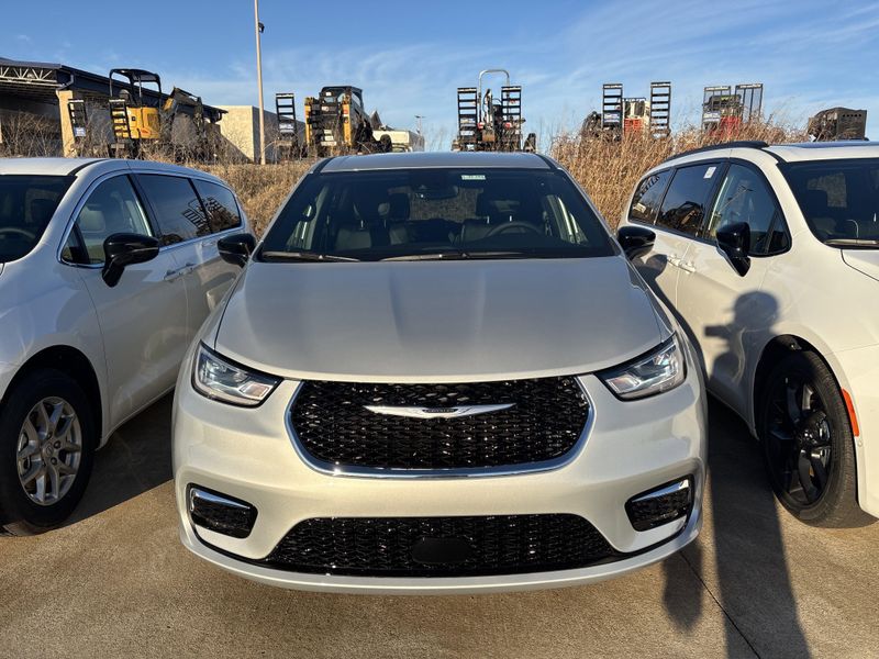 New 2026 Chrysler Pacifica SelectImage 2