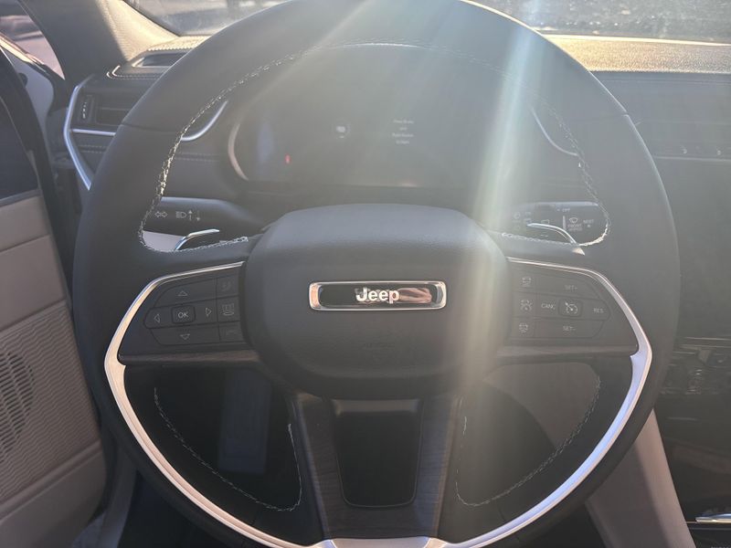 New 2025 Jeep Grand Cherokee L Limited 4x4Image 31