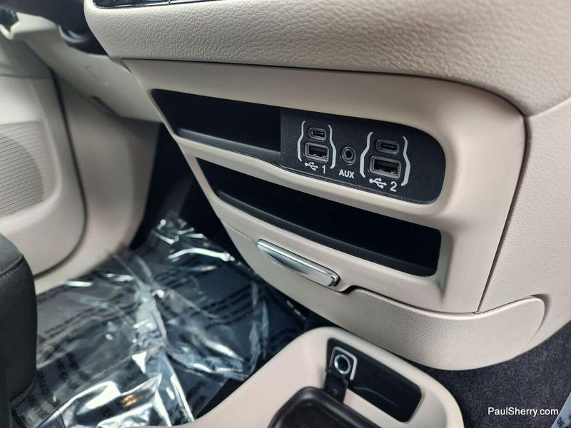 Used 2022 Chrysler Voyager LXImage 45