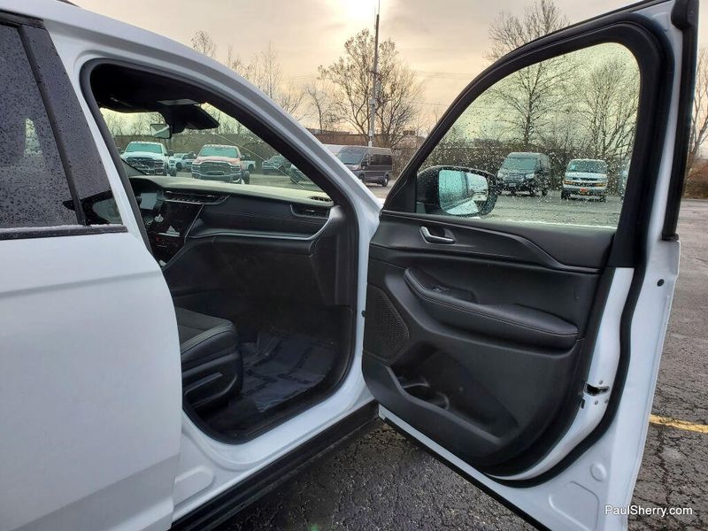 New 2025 Jeep Grand Cherokee L Altitude X 4x4