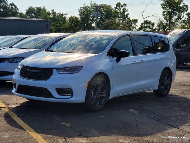 New 2026 Chrysler Pacifica SelectImage 16