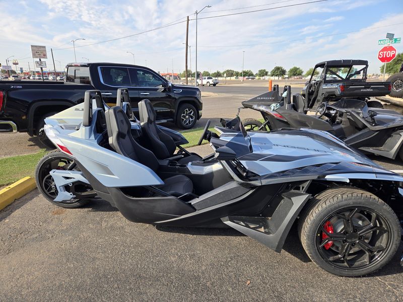 NEW 2026 POLARIS SLINGSHOT SIGNATURE EDITION AUTODRIVE Image 4