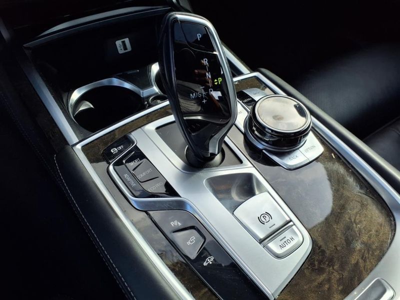 2017 BMW 750i 750iImage 24