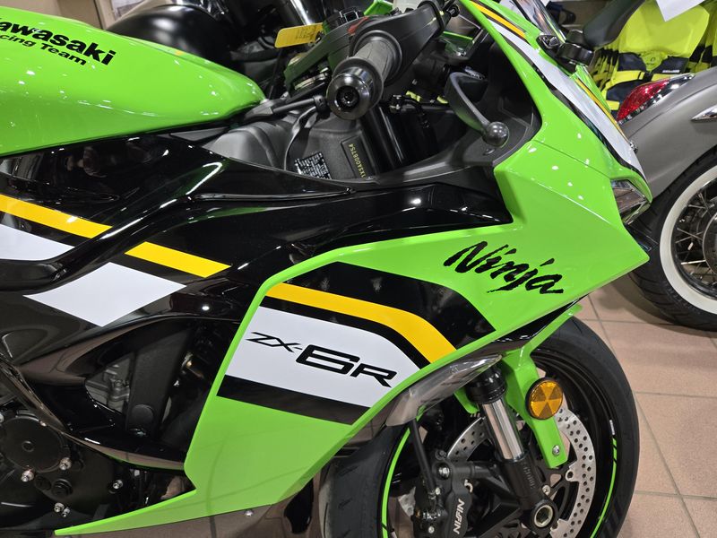 2025 Kawasaki NINJA ZX6R KRT EDITION LIME GREEN AND EBONY AND PEARL BLIZZARD WHITEImage 10