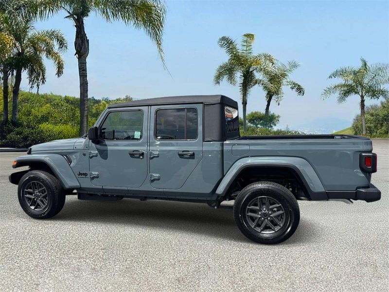 New 2026 Jeep Gladiator Sport S 4x4