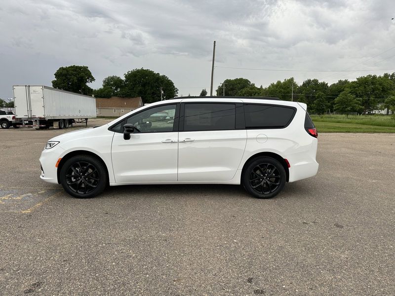 2024 Chrysler Pacifica Touring L AwdImage 5