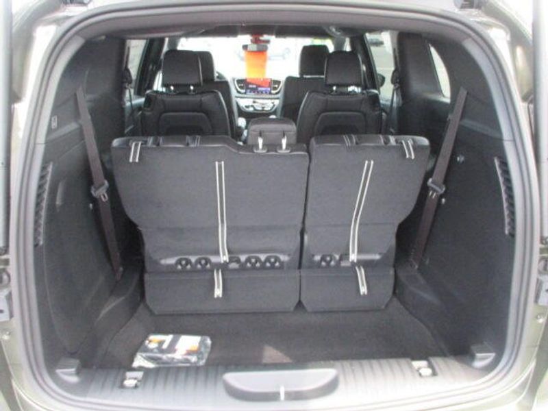 New 2027 Chrysler Pacifica SelectImage 10