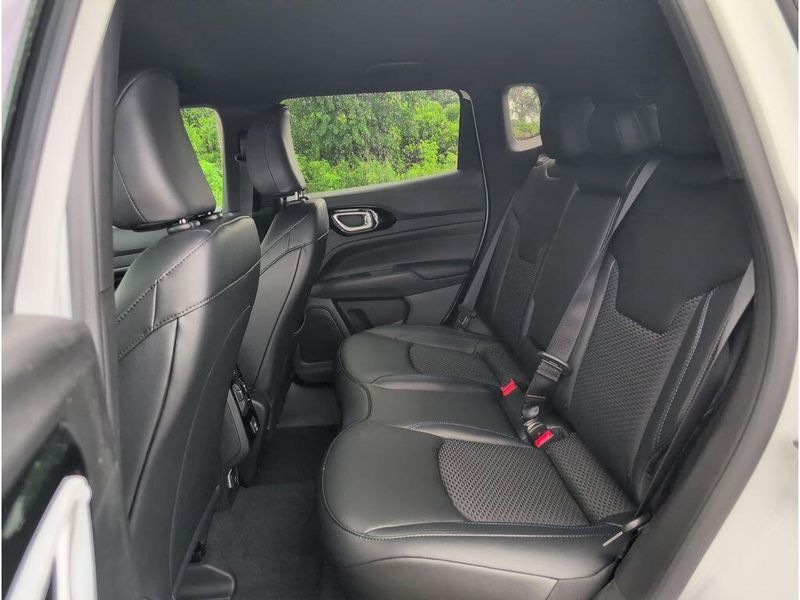 2025 Jeep Compass Latitude 4x4Image 28